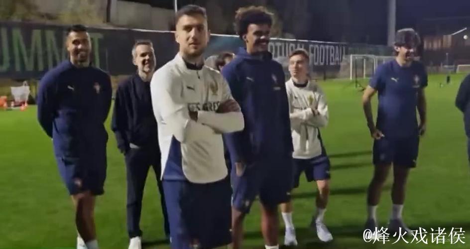 C罗挑战机器人守门员，射门频频被挡出，最后抓住漏洞进球